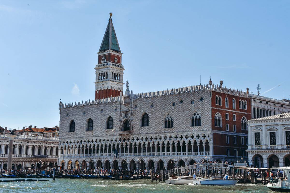 2 days in Venice itinerary: The Doge’s Palace is one of the best places to visit in Venice in 2 days because you can learn more about the history and culture of the Venetian civilization. Inside this art museum you can also see artworks by famous artists such as Titian, Veronese, Tiepolo or Tintoretto. Because of that, you need to add this palace to your 2 days in Venice itinerary.