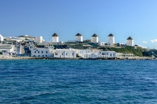 what to do in Mykonos: postcard-perfect Kato Mili Windmills are are a must-see attraction in Mykonos town. Built by the Venetians in the 16th century, the whitewashed Kato Mili windmills have become a symbol of Mykonos. Nowadays they are one of the most recognizable landmarks of the island.