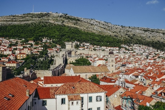 An expert travel guide to Dubrovnik, Croatia: The Dalmatian city, an ideal getaway for a weekend city break, provides several different types of tourist attractions and a vibrant food scene. With over a thousand years of history behind it, Dubrovnik is a beautiful living museum with cultural treasures.