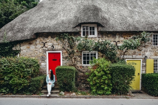 what to do in Dorset: Lulworth village with chocolate-box thatched cottages is another popular things to see in Dorset because it offers and excellent views of the romantic English countryside.