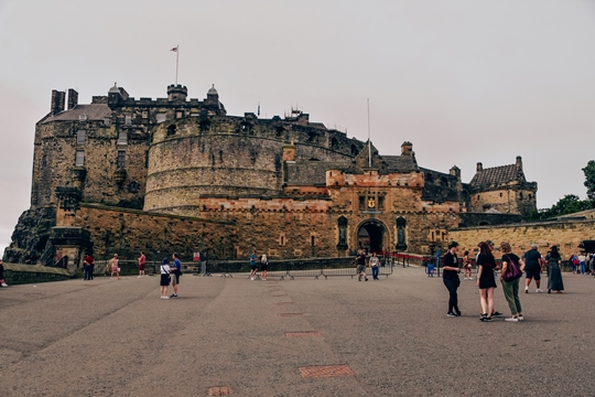 places to visit in Edinburgh: Edinburgh Castle is one of the best places to visit in Edinburgh because it is the most recognizable landmark in the city. It is one of the strongest fortresses in the kingdom and one of the best attractions in Edinburgh. It is also one of the most iconic buildings in the city. 
