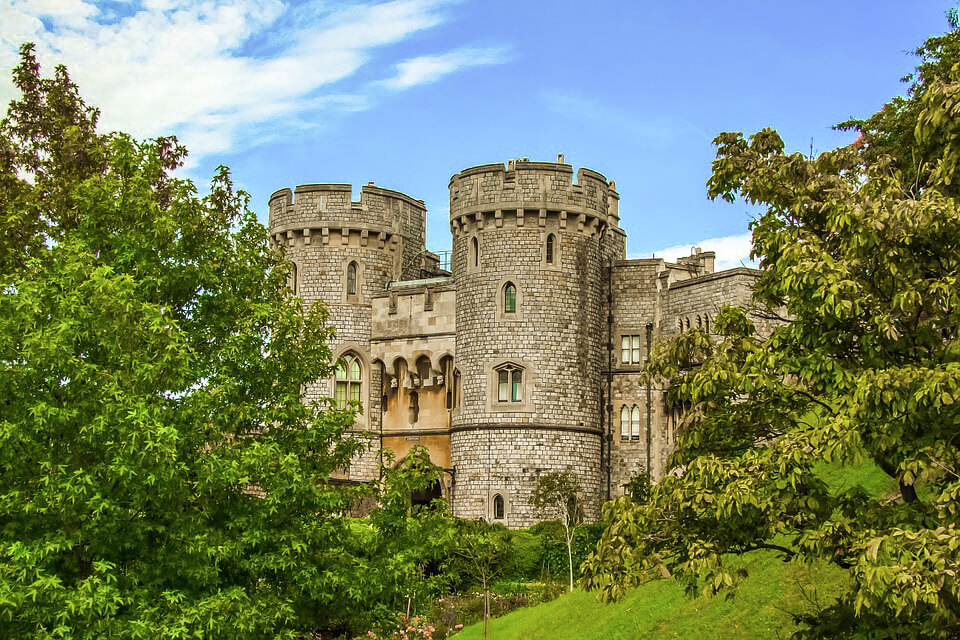 things to do in Worthing: Visiting Arundel Castle is one of the best things to do in Worthing because this castle is one of the largest inhabited and complete castles in England. Also, it is one of the best British castles and has one of the bloodiest histories of any castles in Britain. 