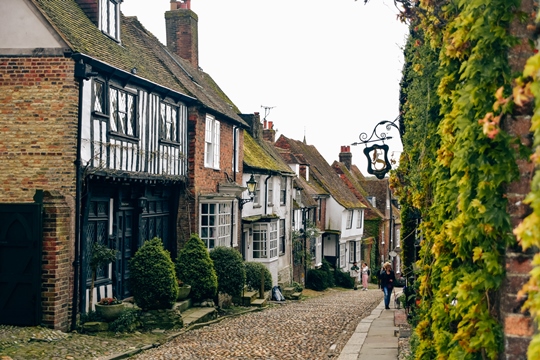  things to do in Rye, East Sussex: Walking down Mermaid Street is one of the best things to do in Rye in East Sussex because it is one of the most beautiful streets in England. The iconic Mermaid Street is a pride of Rye and possibly the most photographed street in England. It is also Instagrammers dream.