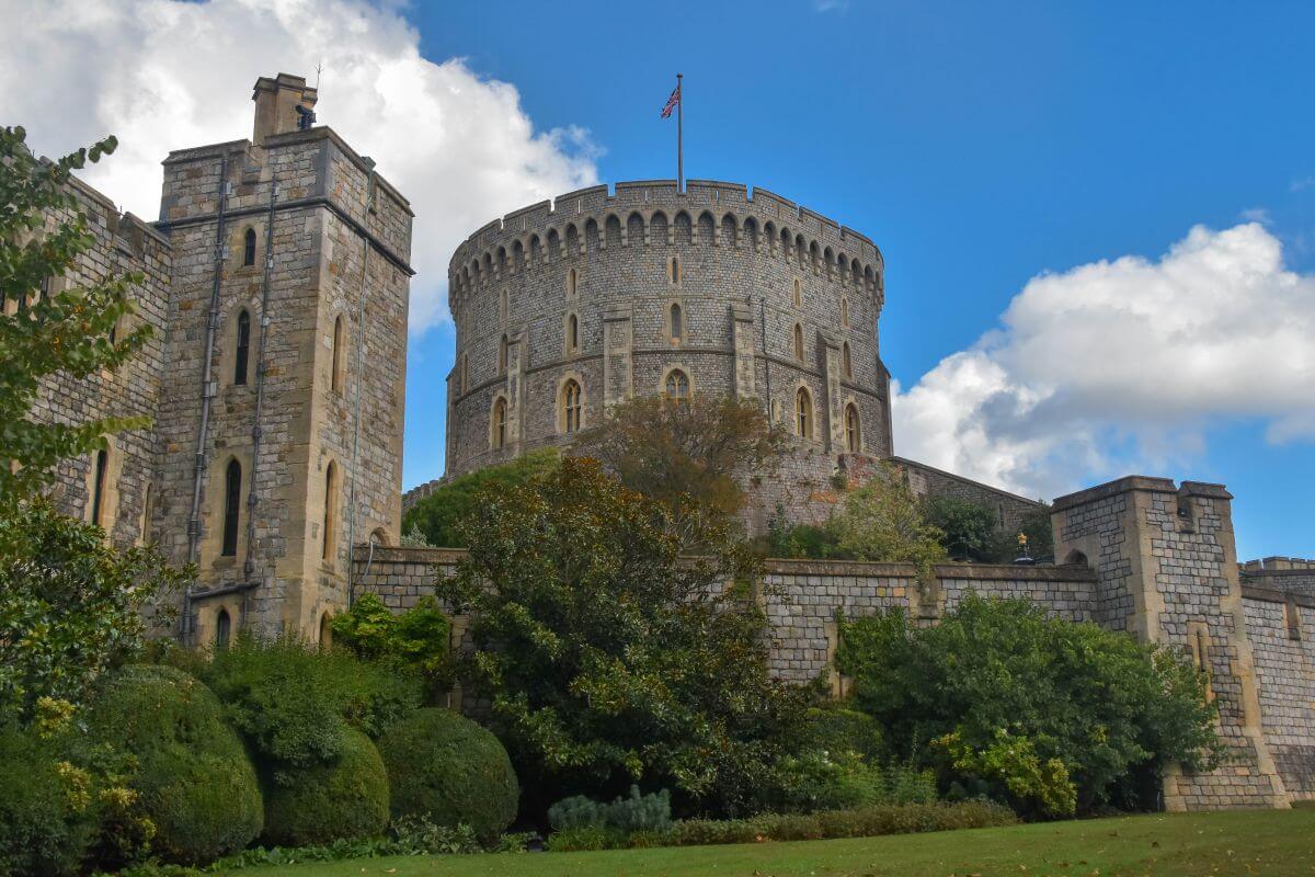 facts about Windsor Castle - Union Jack vs Royal Standard flag