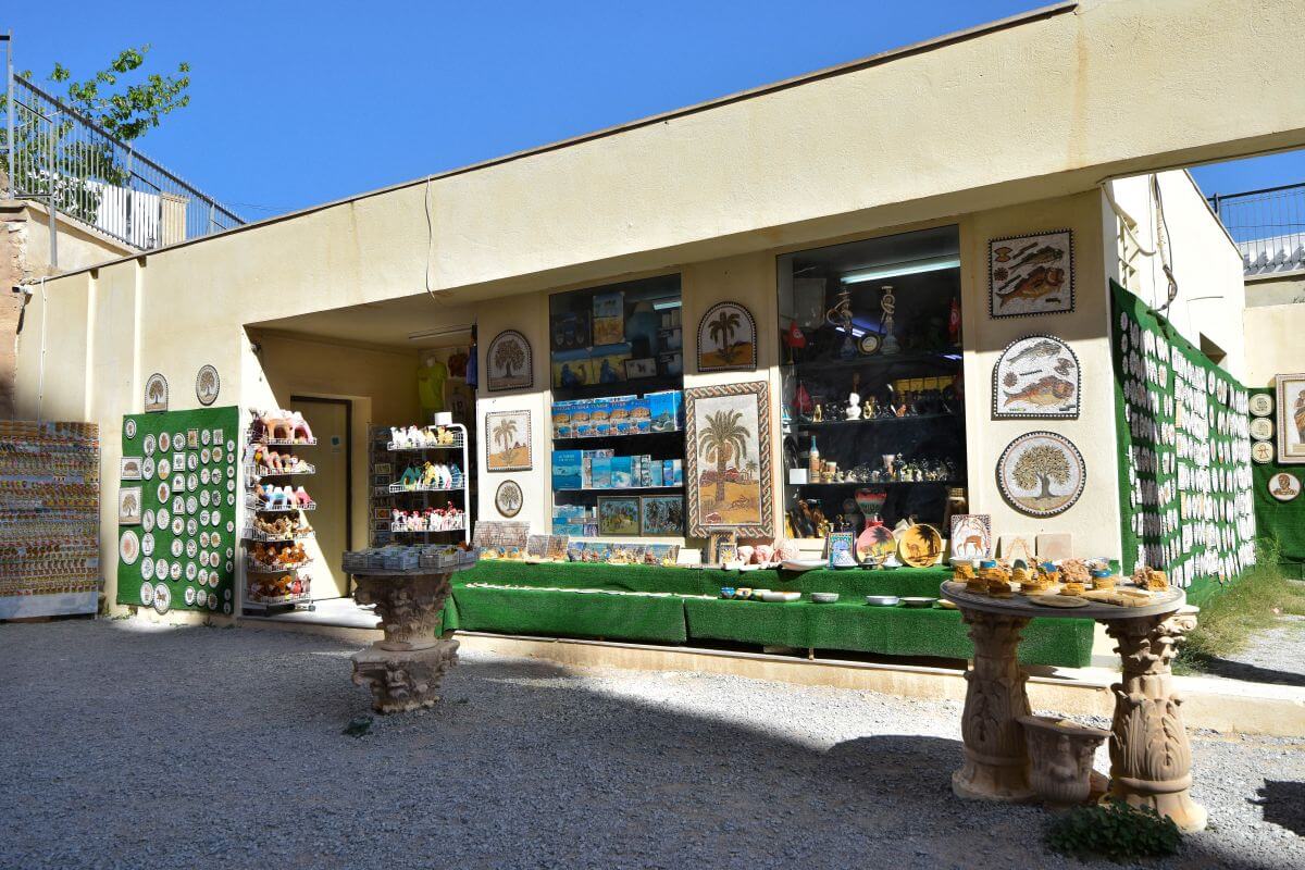 El Jem - facilities on a site (souvenir shop)
