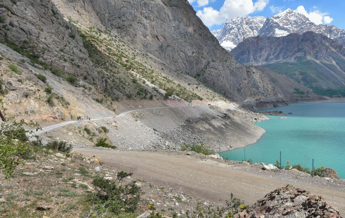 beginning of the road between lake 6 and 7